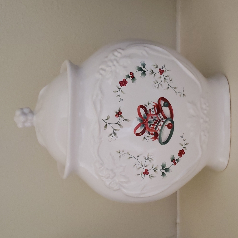 Pfaltzgraff Winterberry Sculpted Cookie Jar & Lid